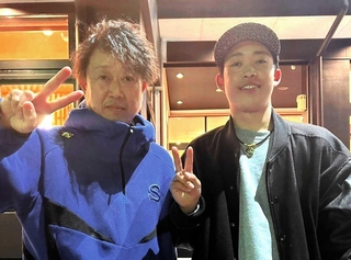 中学校３年生の時、野球チームの卒団式の打ち上げで焼肉を食べに行った鈴木迅選手（右）と父の貴裕さん（貴裕さん提供）