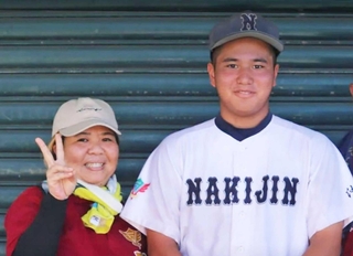 当時中学３年生の山城颯音選手（右）。最後の大会が終わり、母の早合さんと記念撮影した（早合さん提供）