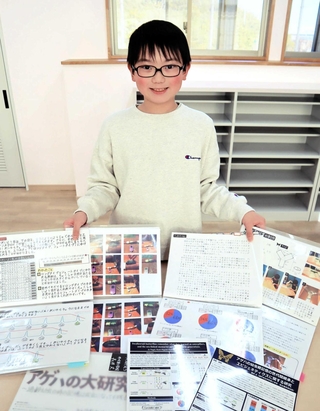 アゲハチョウに魅せられた６年間の成果をまとめ、全国コンクールで最優秀賞に輝いた長井丈さん＝神戸市西区井吹台東町５、井吹東小学校