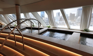 船首越しの景色を眺めながら入浴できる「グランドスパ」＝いずれも神戸市中央区（撮影・吉田敦史）