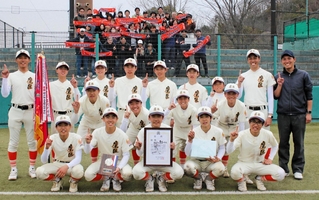 連覇した鷹匠中の選手ら＝あじさいスタジアム北神戸