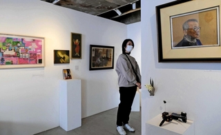 交流のあった画家が描いた島田誠さんの肖像画などが並ぶ会場＝ギャラリー島田