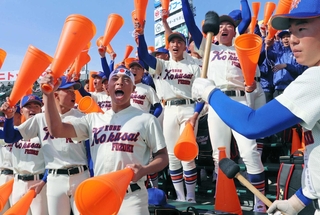 オレンジ色のメガホンを手に、声をからしてエールを送る応援団＝甲子園球場