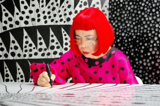 「草間彌生∞ＩＮＦＩＮＩＴＹ」の一場面（（ｃ）２０１８ＴＯＫＹＯＬＥＥＰＲＯＤＵＣＴＩＯＮＳ，ＩＮＣ．ＡＬＬＲＩＧＨＴＳＲＥＳＥＲＶＥＤ．）