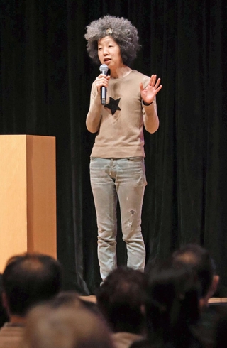 自身の生活スタイルなどについて語る稲垣えみ子さん＝神戸新聞松方ホール