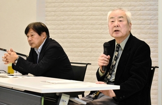 地震後のミャンマーの状況を説明する吉椿雅道さん（左）と猶原信男さん＝神戸ＹＭＣＡ三宮会館