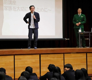ヤングケアラーの出前講座で生徒に話しかける徳井健太さん＝夢野台高校