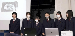 制作したアニメーション動画をスライドで発表する生徒＝神戸市兵庫区和田宮通２、兵庫工業高校