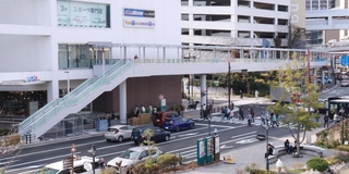 ウミエに接続したハーバーランド東デッキ＝神戸市中央区東川崎町１