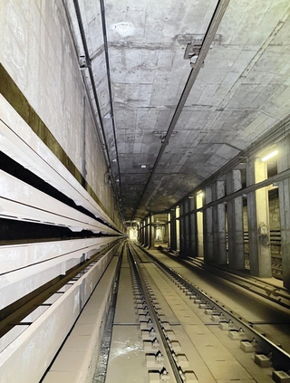 天井からコンクリート片が剝落した神戸市営地下鉄西神・山手線のトンネル＝神戸市提供