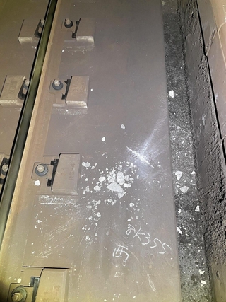 コンクリート片の落下痕＝神戸市提供