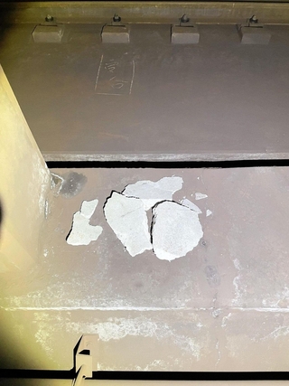 落下したコンクリート片＝神戸市提供