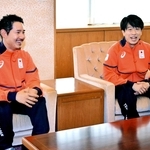 ミラノ・コルティナ冬季パラリンピックへの抱負を語る岡本圭司選手（右）と後田風吹選手＝神戸市役所