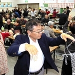 ごった返す神戸沖洲会館で、沖永良部島の民謡「サイサイ節」に合わせて踊る出身者ら＝神戸市中央区宮本通２