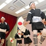 敬老会の日、神戸沖洲会館のステージでは、沖永良部島に伝わる勇壮な「ヤッコ」も披露された＝神戸市中央区宮本通２