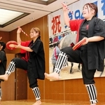 奄美出身者の催しでエイサーを披露する（左から）稲凪紗さん、永田心さん、田原海奈さん＝神戸市長田区若松町５