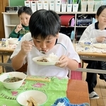神戸ビーフを使った牛丼を頬張る児童＝丸山ひばり小学校