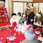 にぎやかなひな人形の宴会。１０体が車座になって酒を酌み交わしている＝あいな里山公園
