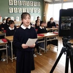 広島の荘山田小とオンラインでつなぎ、新聞の内容を紹介し合う愛徳学園小の６年生＝神戸市垂水区歌敷山３