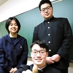 防災訓練で取り入れることにした「振鈴」。（左から）横田愛美さん、中山太賀さん、藤本裕樹さんが発案した＝神戸高校