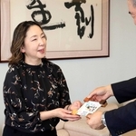 神戸新聞社の梶岡修一社長から記念盾を受け取る松下麻理さん（左）＝神戸新聞社（撮影・吉田敦史）