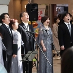 追悼の思いを込めて歌う神戸市混声合唱団のメンバー＝デュオこうべ