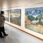 日本の山々を描いた郡司静雄さんの回顧展＝原田の森ギャラリー