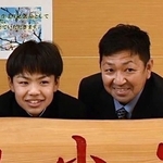 小学校卒業時の井本康太選手（左）。父幸彦さんは「ルールは守るよう、厳しく育てました」と振り返る（幸彦さん提供）
