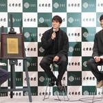 東京マラソンの感想などを語る大迫傑さん（中央）と鈴木健吾さん（右）＝大丸神戸店