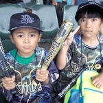 当時小学２年生の西川一星選手（左）と姉ひなのさん。家族でオリックスの試合を観戦した時の１枚という（ひなのさん提供）