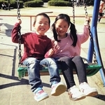 公園のブランコで仲良く遊ぶ当時４歳の西谷太一選手（左）と６歳の姉、桜花さん（桜花さん提供）