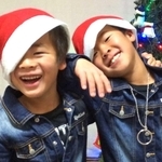 クリスマスが近づき、おそろいの服を着てはしゃぐ当時６歳の宮田卓亜選手（左）と兄の睦己さん（睦己さん提供）