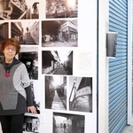 解体前のモトコー最後の姿を収めた写真展を開いている西川光子さん＝旧モトコー１番街