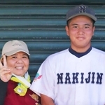 当時中学３年生の山城颯音選手（右）。最後の大会が終わり、母の早合さんと記念撮影した（早合さん提供）