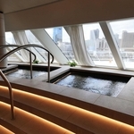 船首越しの景色を眺めながら入浴できる「グランドスパ」＝いずれも神戸市中央区（撮影・吉田敦史）