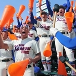 オレンジ色のメガホンを手に、声をからしてエールを送る応援団＝甲子園球場