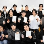 お気に入りの工具と合格通知書を持って笑顔を見せる電気コースの３年生１４人＝神戸工科高校