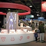 第２期のリニューアル工事が完了し、企業の特色を視覚的に学べる展示室が新設された＝バンドー神戸青少年科学館