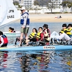 小型ヨットや足こぎカヤックの乗船体験を楽しむ子どもたち＝須磨海岸