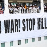 ピースボートに乗船の300人、「NO　WAR」横断幕掲げ反戦デモ　世界一周の船旅終え神戸港に帰港