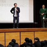 ヤングケアラーの出前講座で生徒に話しかける徳井健太さん＝夢野台高校