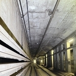 天井からコンクリート片が剝落した神戸市営地下鉄西神・山手線のトンネル＝神戸市提供