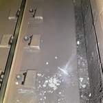 コンクリート片の落下痕＝神戸市提供