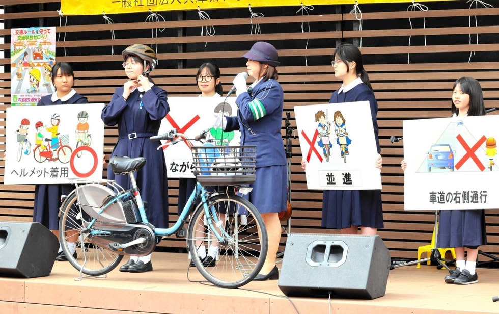 今月から「青切符」 自転車の違反をイラストで紹介 愛徳学園中高生が