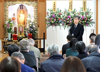 今年３月に営まれた合同慰霊祭であいさつする「神戸空襲を記録する会」の岡村隆弘代表＝３月１７日午後、兵庫区今出在家町４