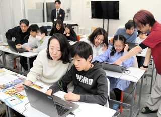 生成ＡＩを使い、特殊詐欺の啓発ソング作りにチャレンジする親子ら＝神戸市灘区桜口町４