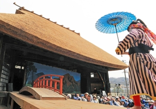 ２０年ぶりにかやぶき屋根をふき替えた下谷上農村歌舞伎舞台のこけら落とし公演＝神戸市北区山田町下谷上