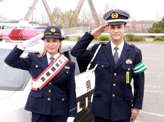 有馬署の一日署長を務めた武本紗栄さん（左）と、兄で署員の光平さん＝イオンモール神戸北