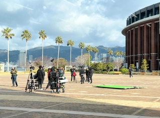 今年３月に神戸学院大ポートアイランドキャンパスであった映画の撮影（神戸フィルムオフィス提供）