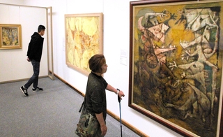 色に注目した企画展。黄色を基調とした幻想的な絵画が並ぶ＝神戸市立小磯記念美術館